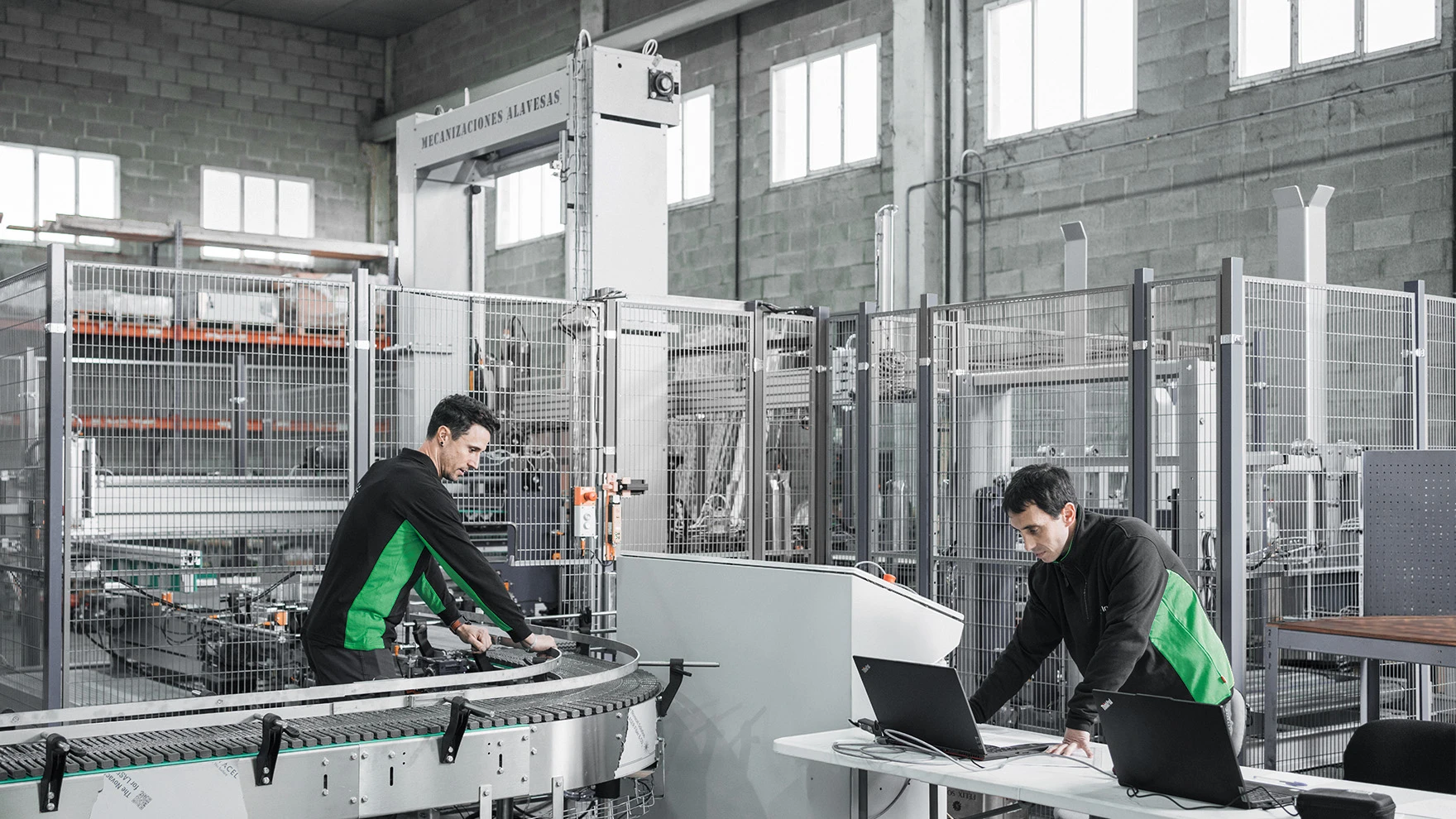 Especialistas de Mecanizaciones Alavesas e Irundin verificando la calidad en la fabricación de líneas de envasado